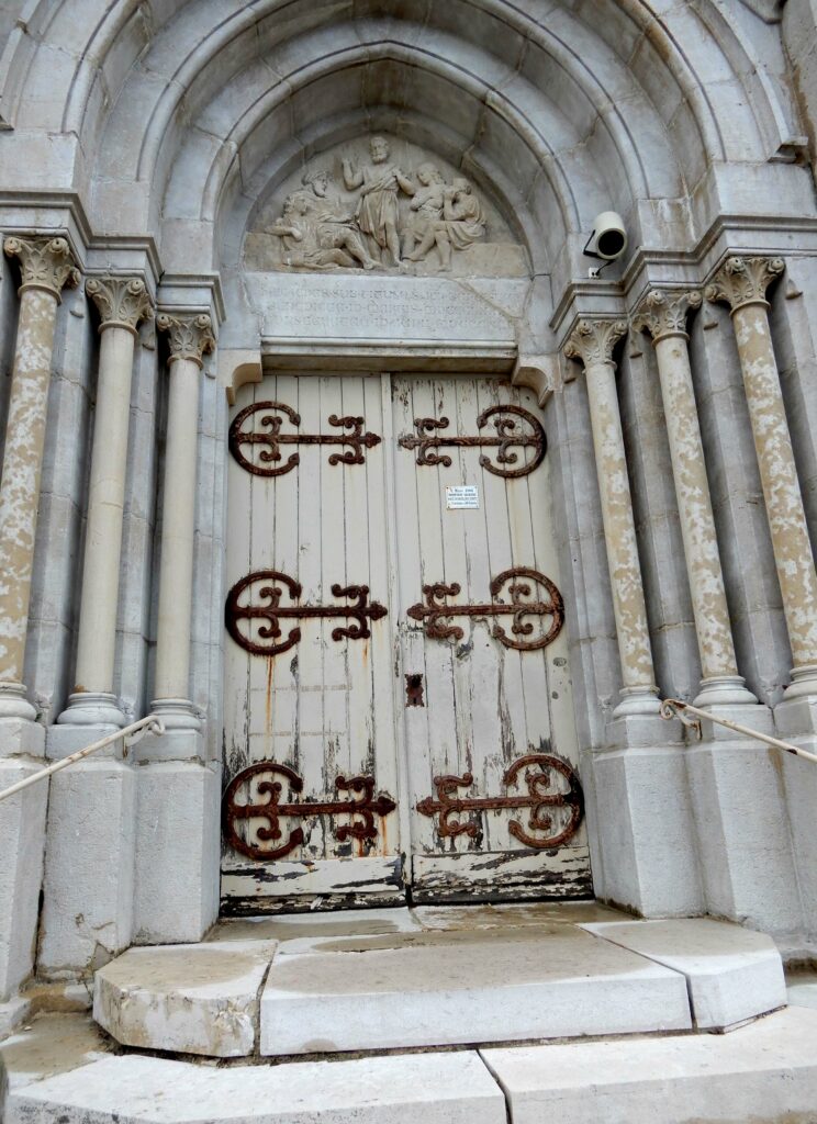 DSCN4375 Les Ecorces portes de l'église défoncées lors des inventaires de 1905